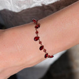 Bracelet grenat mini pétales