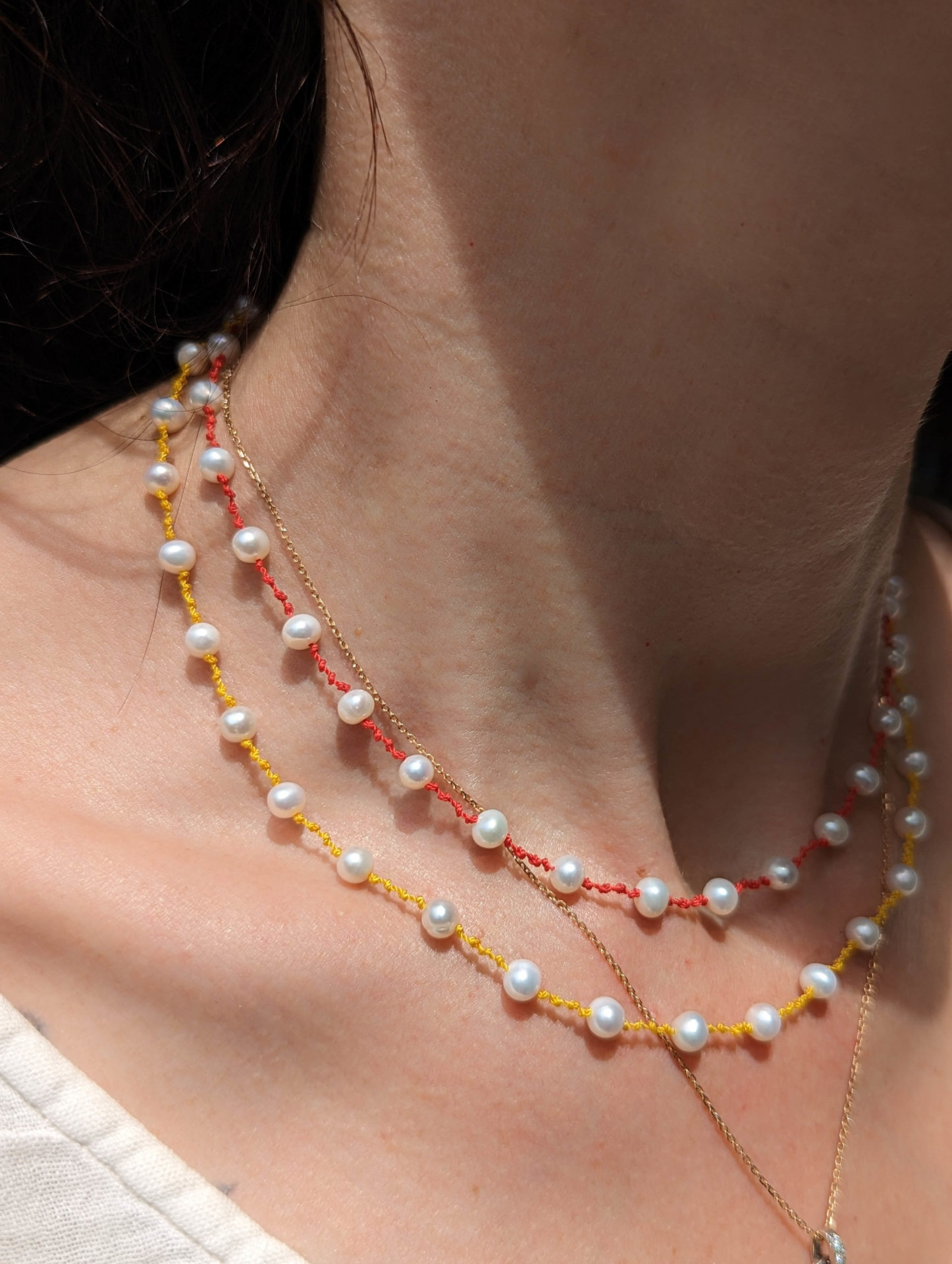 collier perle 4 noeuds rouge et jaune3